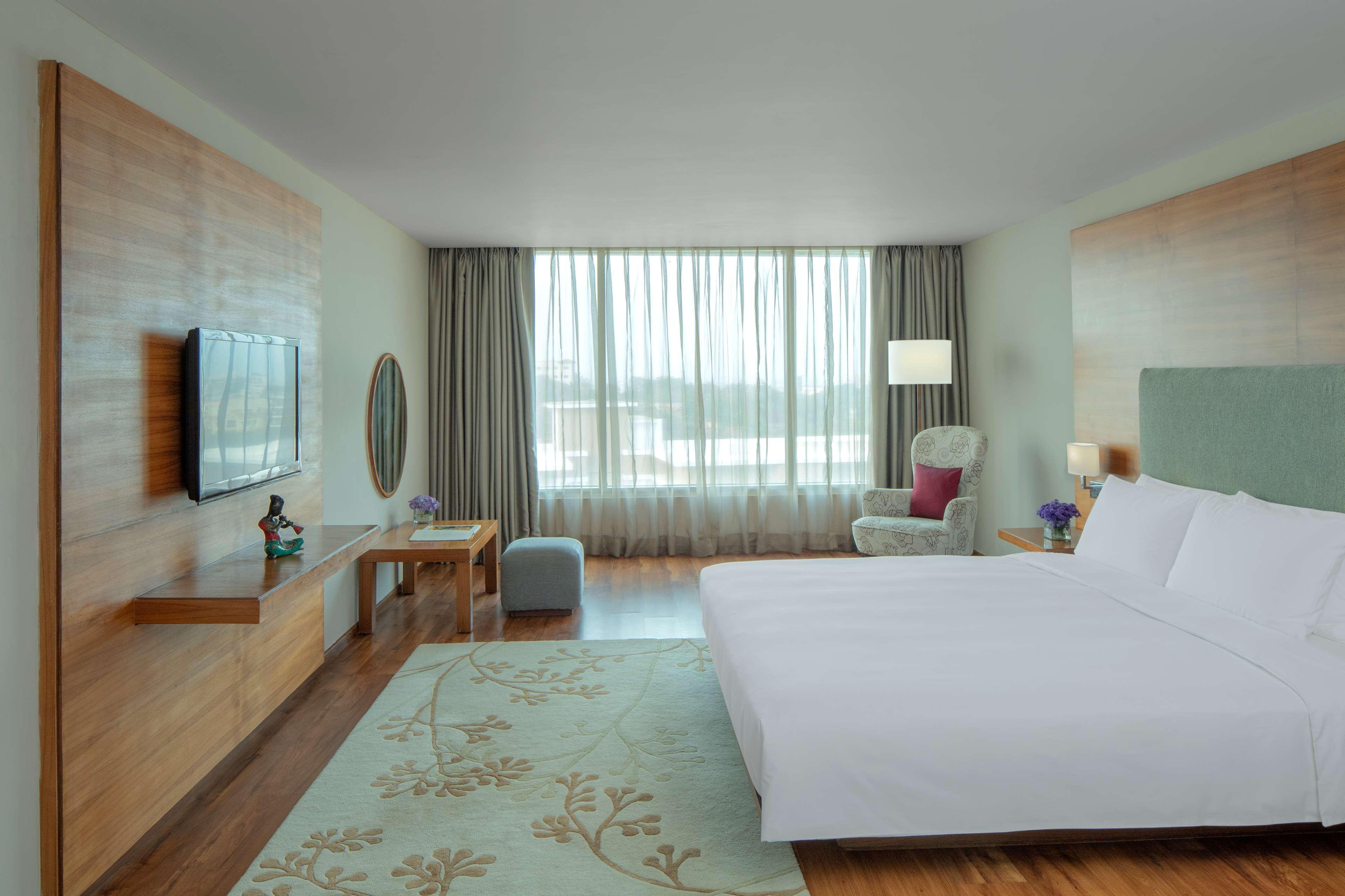 Radisson Blu Plaza Hotel Hyderabad Banjara Hills Exterior photo Deluxe Room