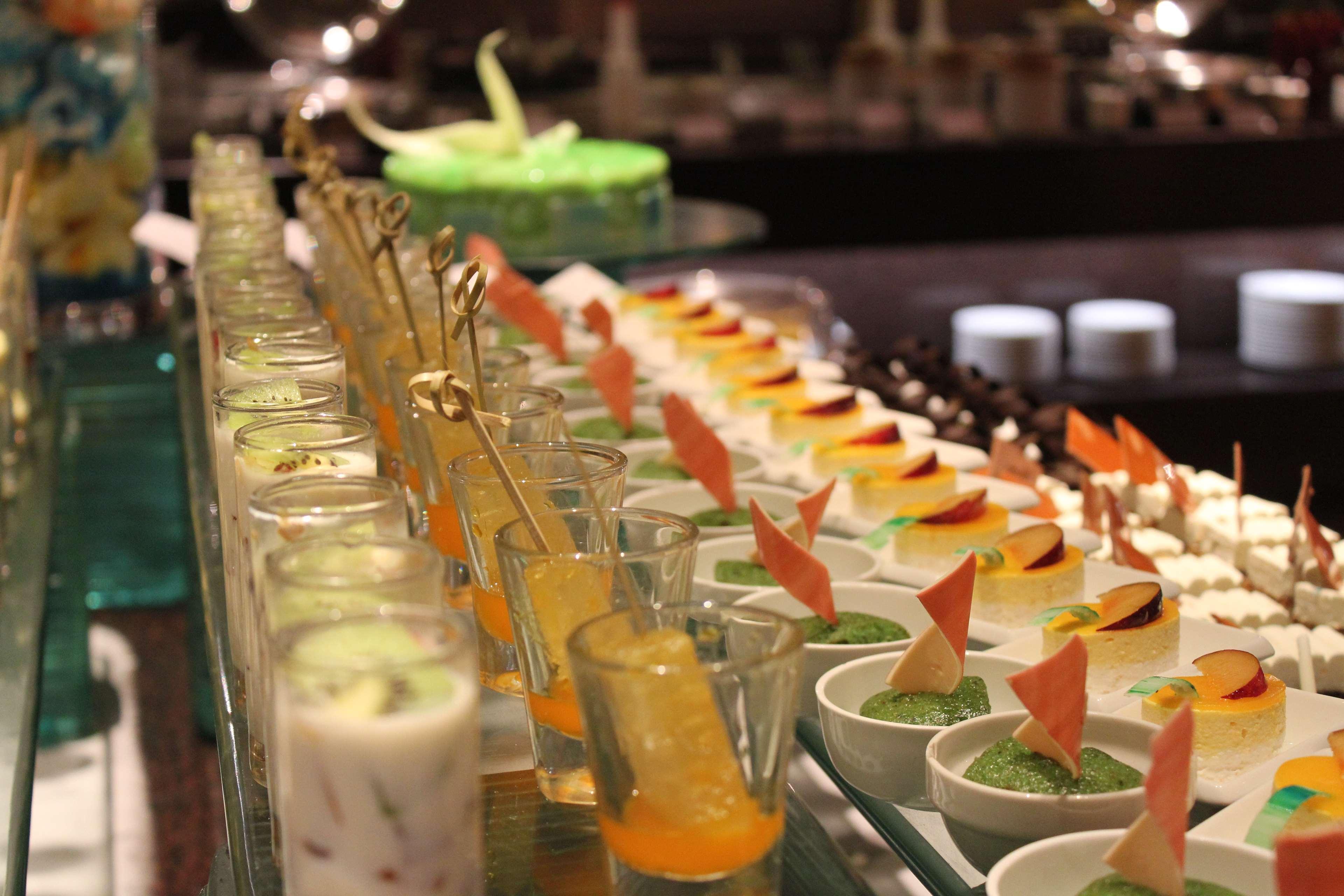 Radisson Blu Plaza Hotel Hyderabad Banjara Hills Exterior photo Canapés